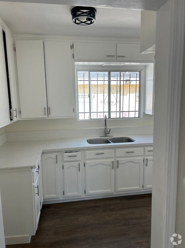 Building Photo - 1029 W 84th St Rental
