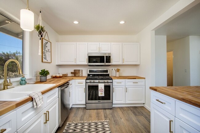 Building Photo - 3 Bedroom, remodeled home in the heart of Joshua Tree