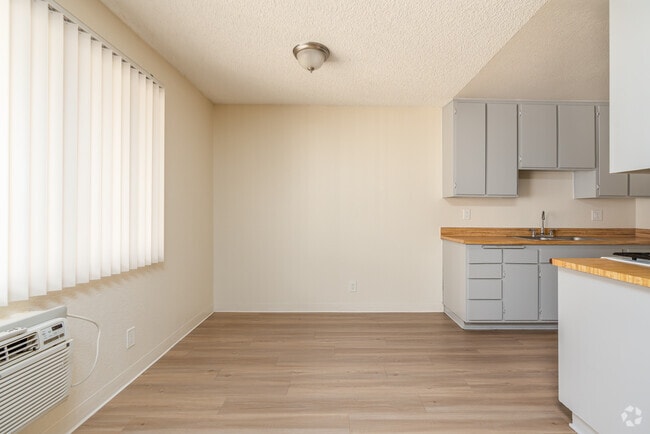 1BR, 1BA - 600SF - Dining Room - Laurel Canyon Apartments