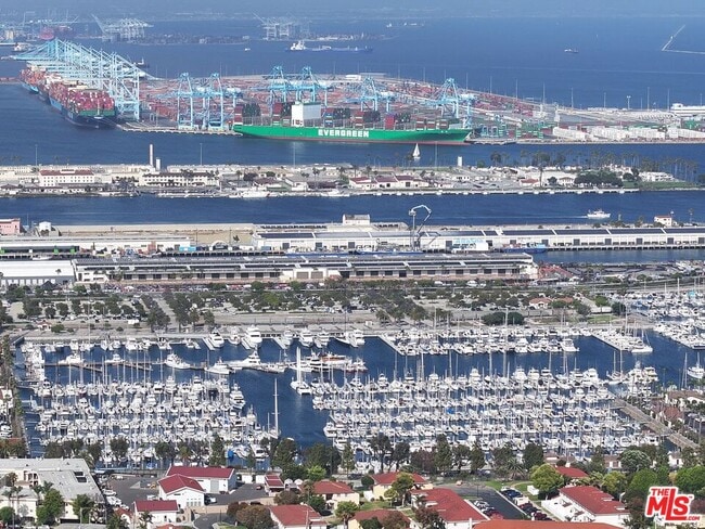 Photo - 776 W 25th St