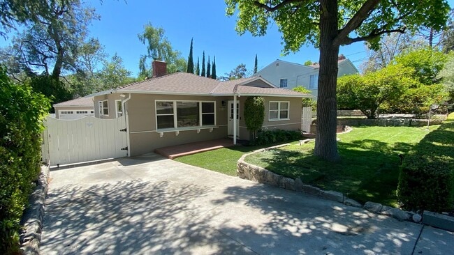 Building Photo - Freshly Renovated 3BR/2BA Pool Home – La C...