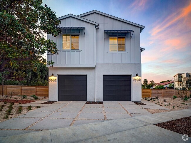 Building Photo - Fantastic 2 story Farm Home 4 bedrooms – 2...