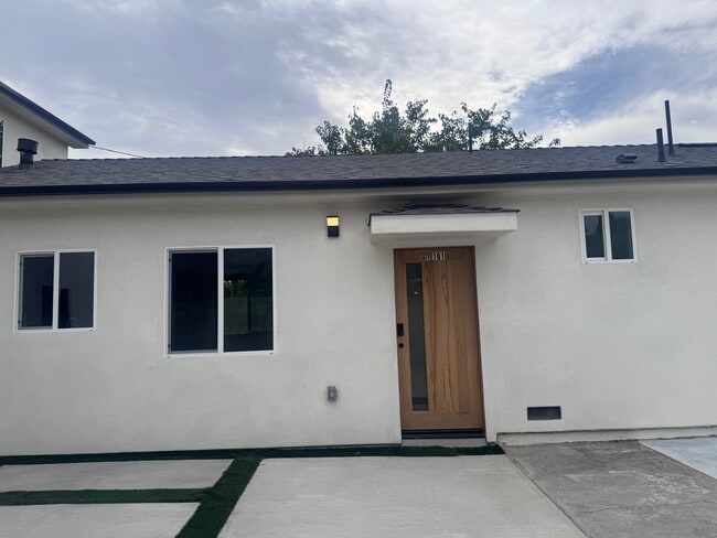 Front door - 2320 N Naomi St Unit 101