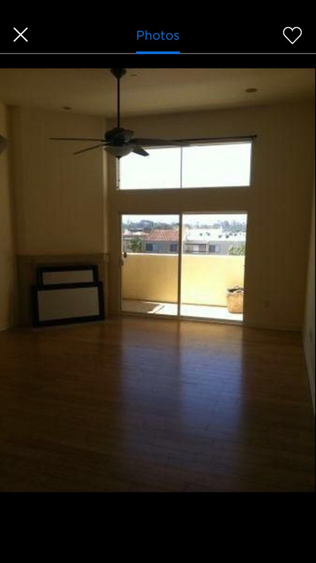 Living room with high ceilings - 3990 Centre St Unit 303