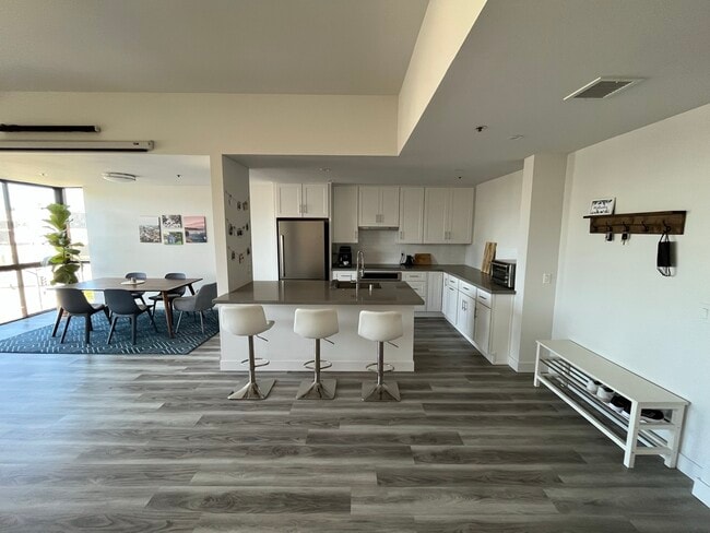 Kitchen / Dining - 222 S Central Ave Unit 340