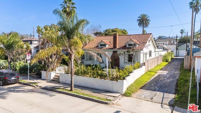 Building Photo - 818 Palms Blvd