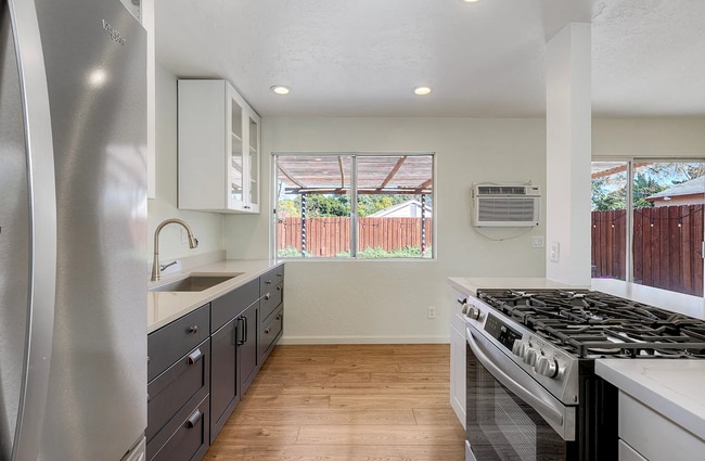 Photo - 2371 Berry St