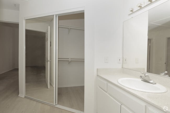 1BR, 1BA - 675 SF - Miracle Mile Apartments