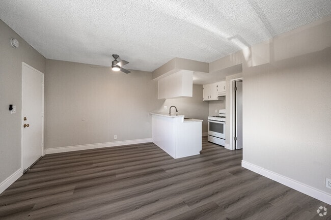 1BR, 1BA - 440SF - Living Room - South Pointe Apts