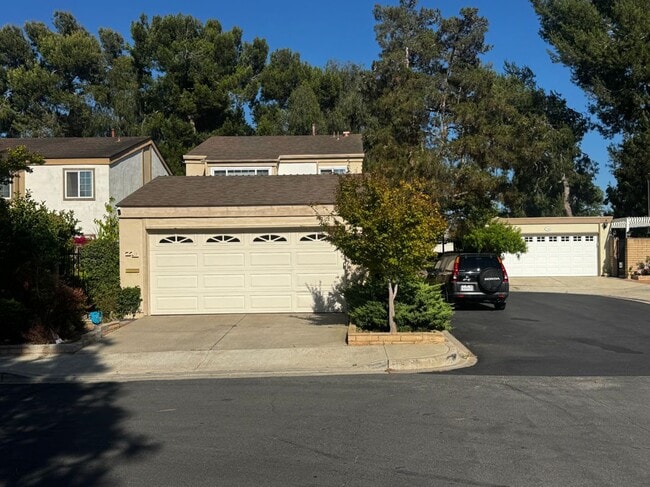 Building Photo - 71 Willow Tree Ln