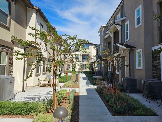 Building Photo - 11737 Florence Ave Unit 6