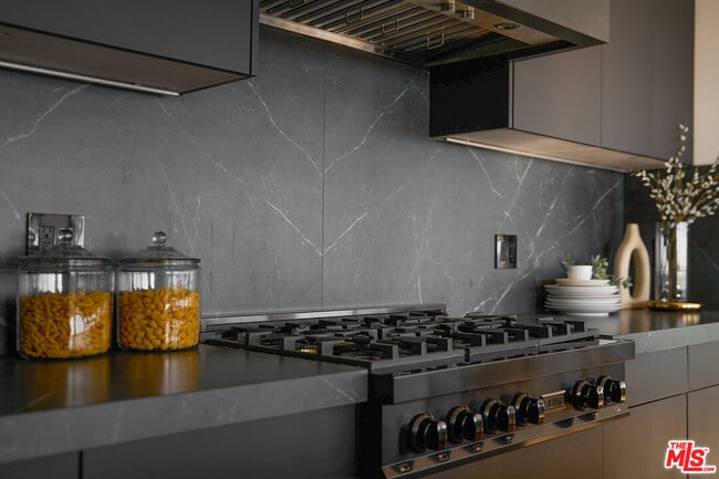 Photo - 8666 Hollywood Blvd