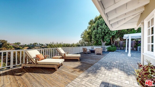 Photo - 2050 Linda Flora Dr