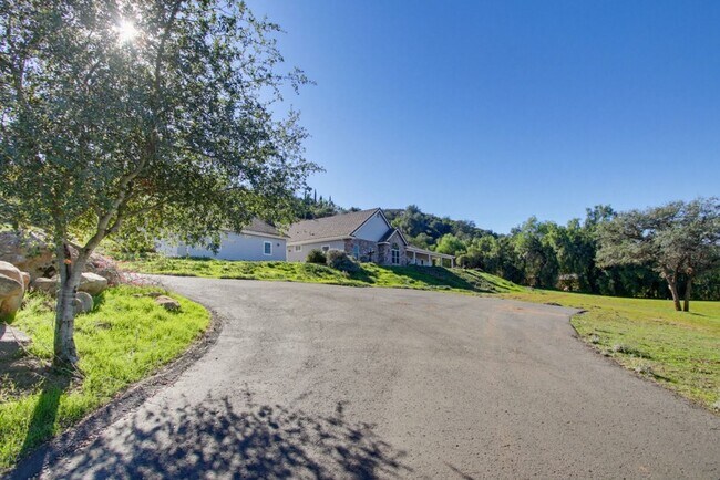 Photo - Stunning 4bed 2.5 bath 3088sqft home