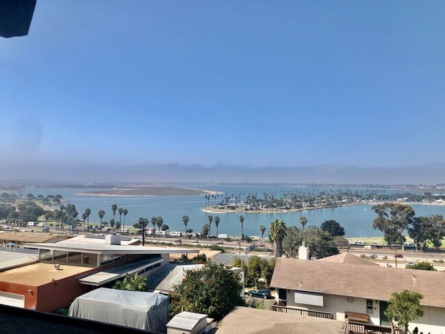 Building Photo - 3 Bed/ 2 Bath Home in Baypark Amazing Views!