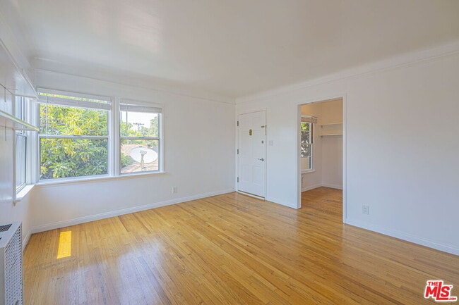 Building Photo - 2110 California Ave Unit B Rental