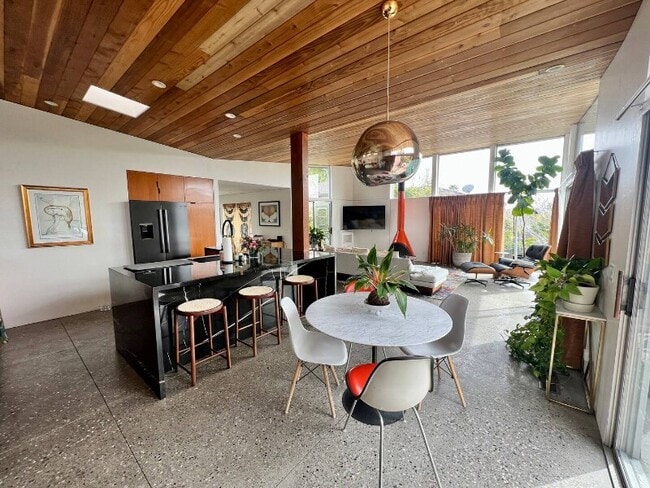 Photo - 3066 Nile St