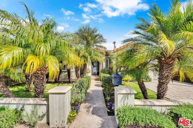 Building Photo - 326 N Doheny Dr