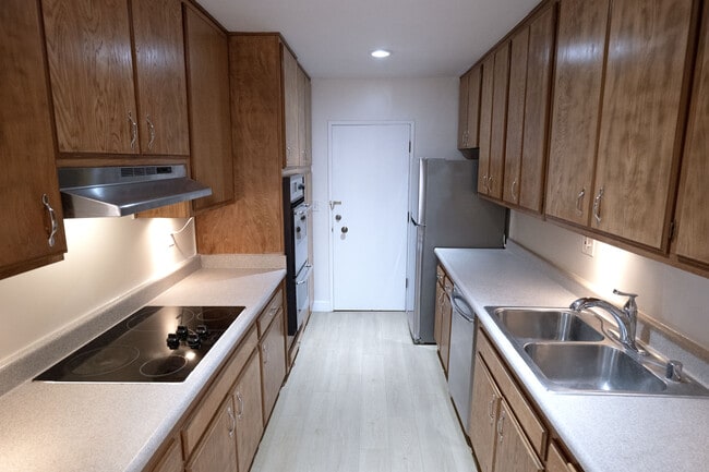 Kitchen - 5625 Windsor Way Unit 101