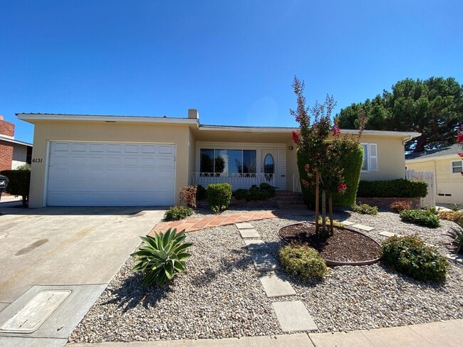 Building Photo - 7BD/4BA, Two Kitchens!