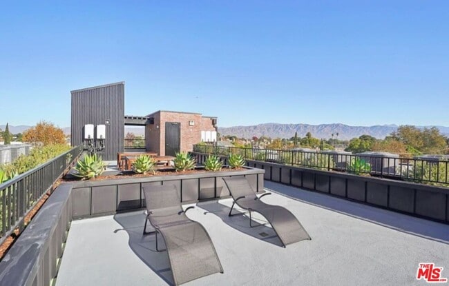 Photo - 10806 Blix St
