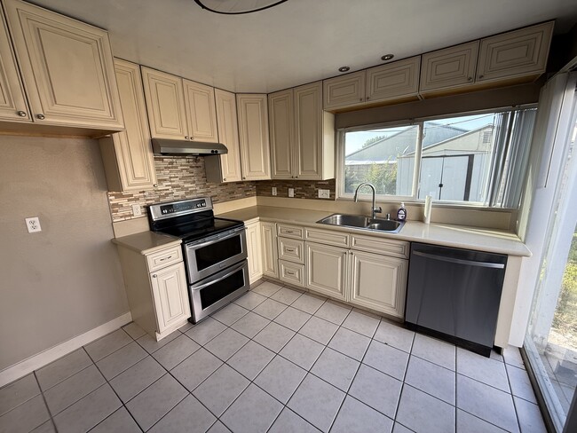 Kitchen - 2617 Lakemoor Pl