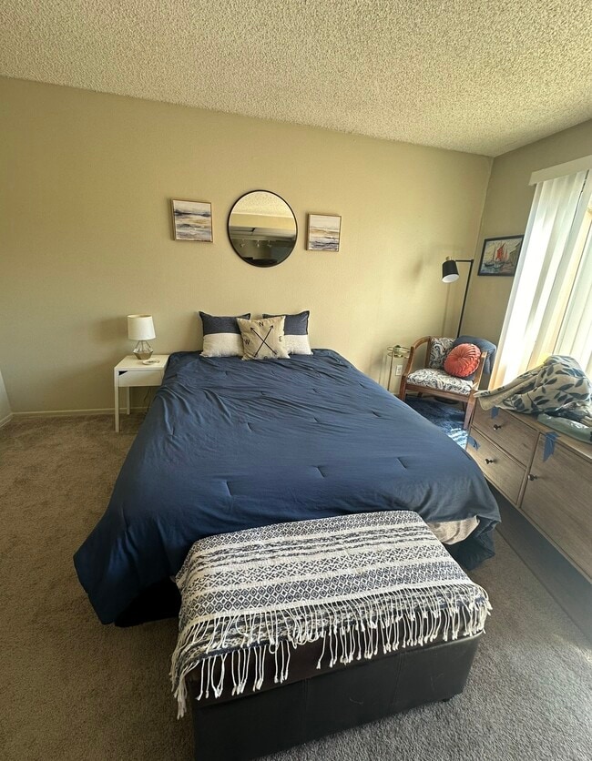 Queen bedroom - 3238 Ashford St Unit Ashford