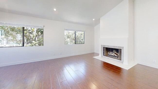 Building Photo - 2438 Myrtle Ave Unit B