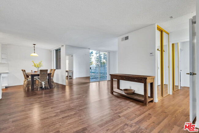 Photo - 100 S Doheny Dr Unit 209