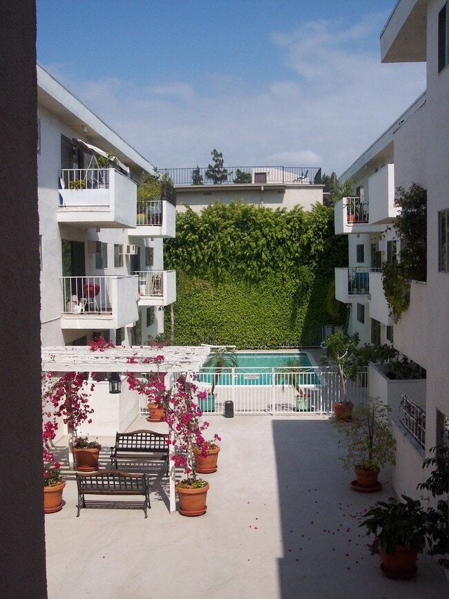 Building Photo - 960 Larrabee St Unit 220
