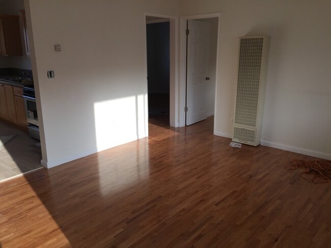 living room with lots of light - 2611 Mathews Ave Unit 5
