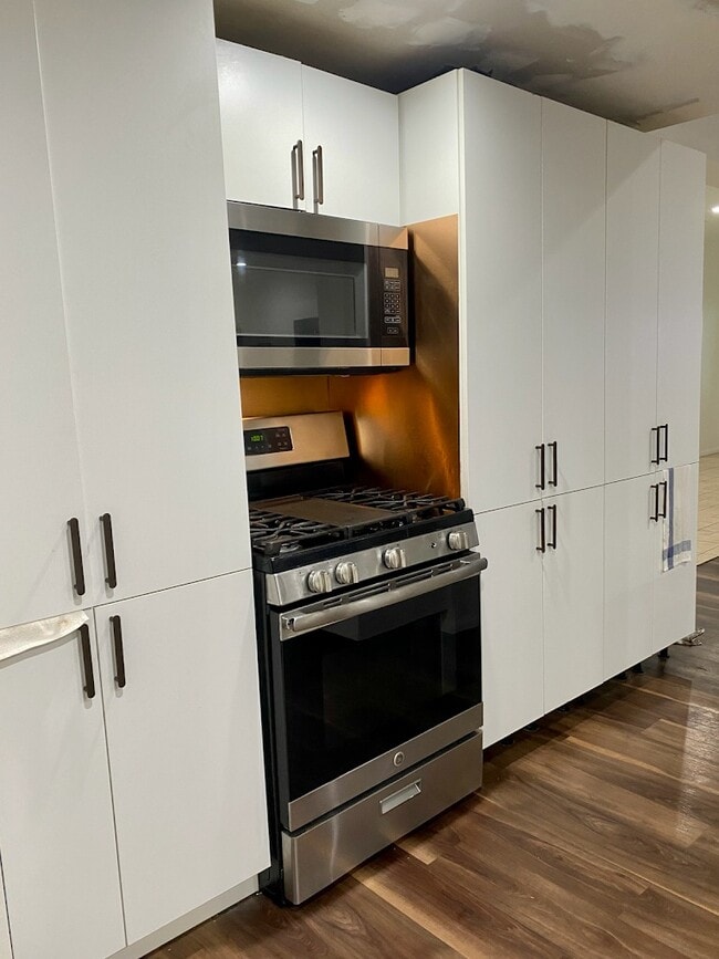 Photo - 21056 Chatsworth St