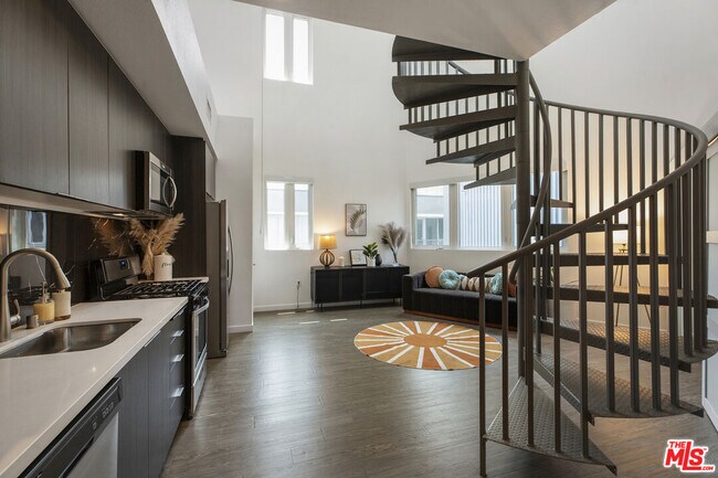 Photo - 5750 Hollywood Blvd Unit 731