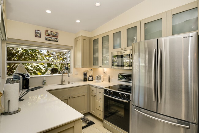 Building Photo - 8840 Villa La Jolla Dr Unit 307