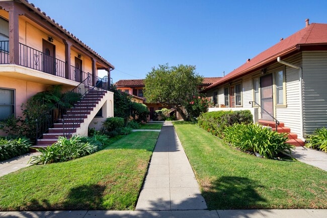 Building Photo - Rare Studio in a Fantastic Location with a Vintage Feel! Unit 3772