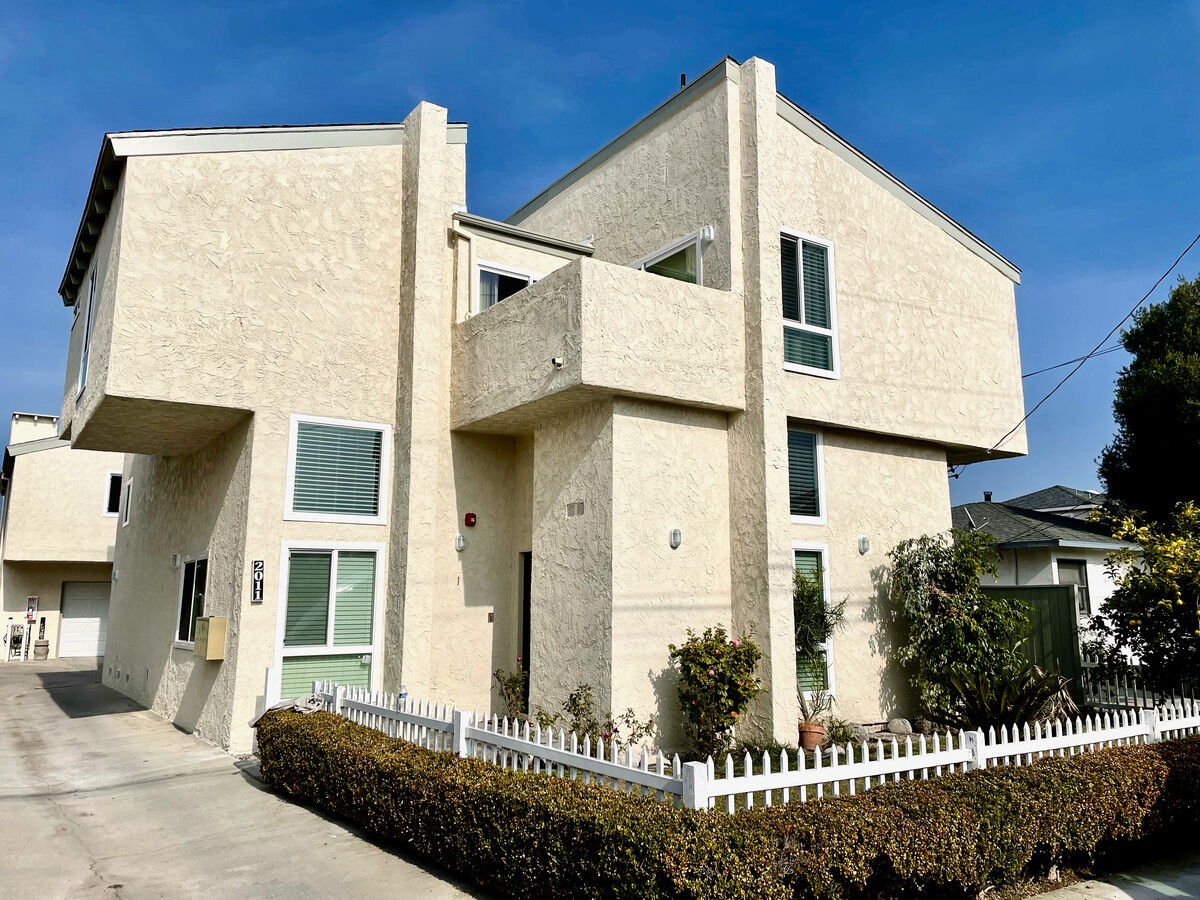 Nice building on a quiet street. - 2011 Perry Ave Unit 4