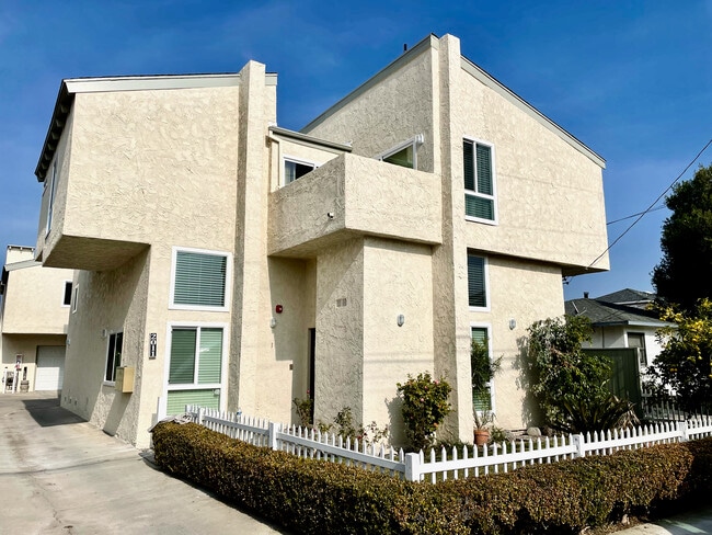 Building Photo - 2011 Perry Ave Unit 4