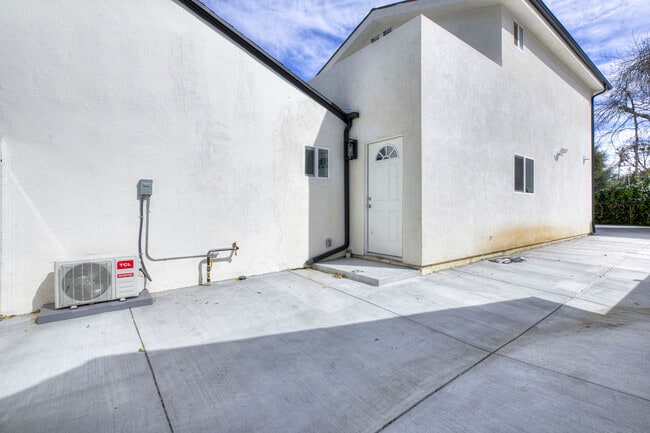 Photo - 15557 Wyandotte St