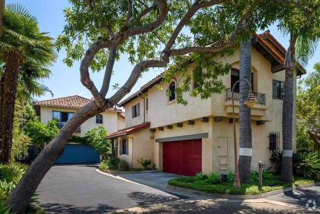 Building Photo - Great Location 3 bdrm townhome