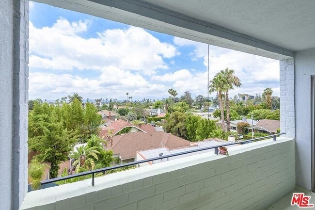 Building Photo - 7560 Hollywood Blvd Unit 303