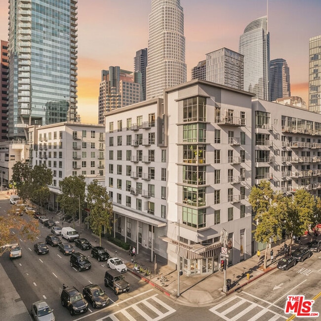Building Photo - 645 W 9th St Unit 343