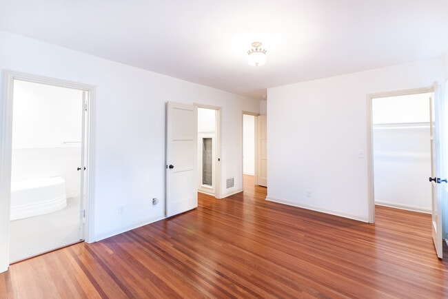 Photo - 1064 S Genesee Ave
