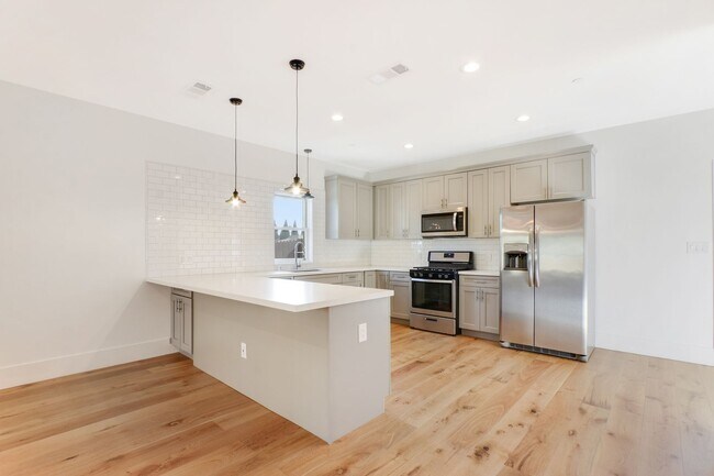 Photo - Huge (1,500 square feet) 2 bed, 2.5 bath in Lincoln Heights with parking, in-unit laundry and pri... Unit 2817 Griffin Ave