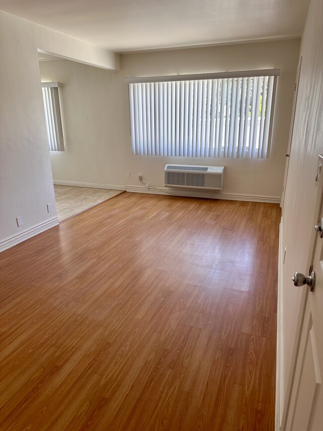Building Photo - 10850 Landale St Unit 3