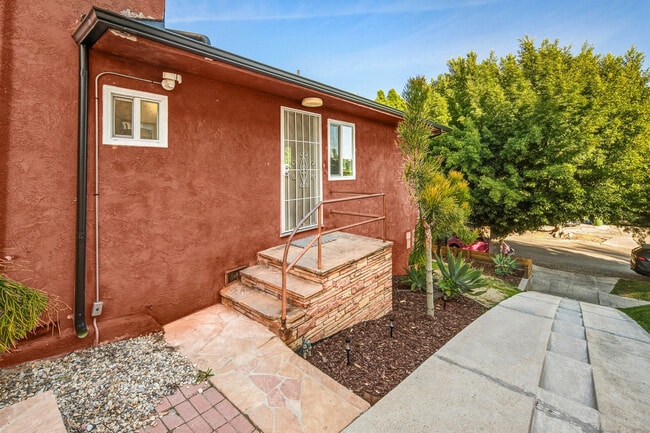 Photo - 1319 S Mansfield Ave Unit 1319