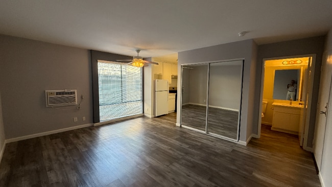 Building Photo - 7044 Hawthorn Ave Rental