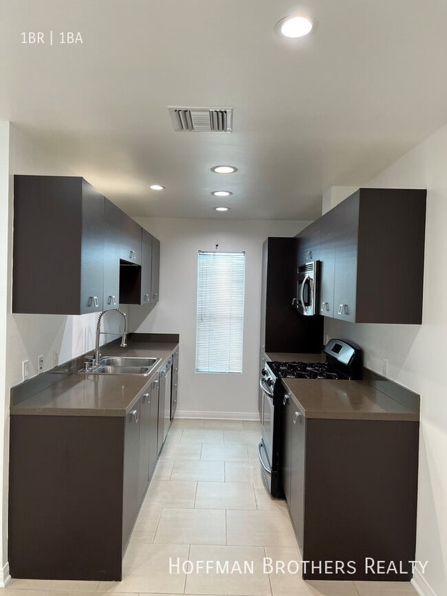 Photo - 1418 N Poinsettia Pl Unit 6