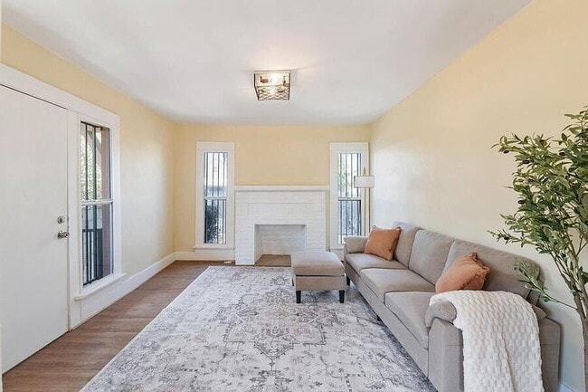 Photo - 1321 E 48th St