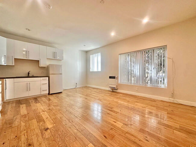 Photo - 4846 Rosewood Ave Unit 7