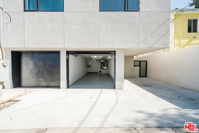 Photo - 609 Broadway St